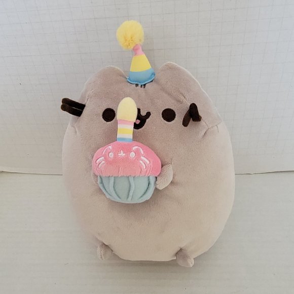 GUND Pusheen Birthday Cake Plüschtier – 24 Cm, Mit Geburtstagstorte